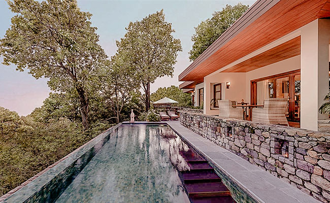 Zimmerbeispiel mit Pool für einen Ayurveda Aufenthalt im Ananda in the Himalayas in Indien