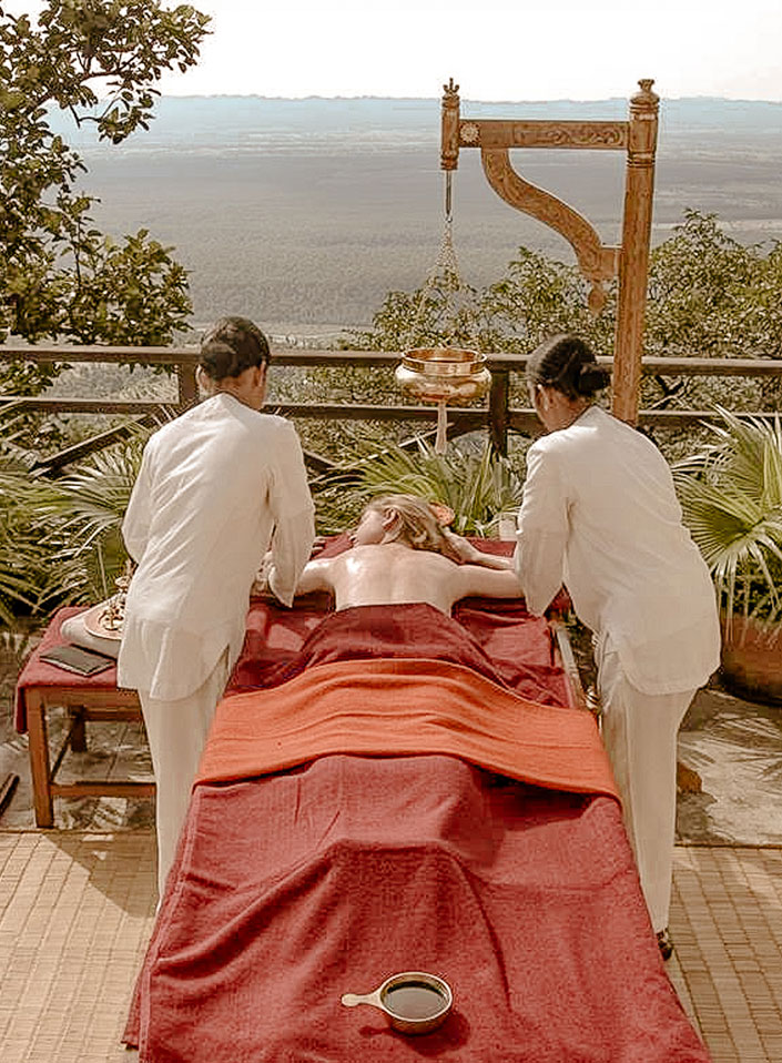 Ayurvedische Synchronmassage auf der Panoramaterasse des Ananda in the Himalayas in Indien