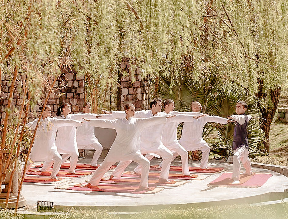 Yoga Gruppenstunde im kostenlosen Detox Wochenprogramm des Ananda in the Himalayas in Indien