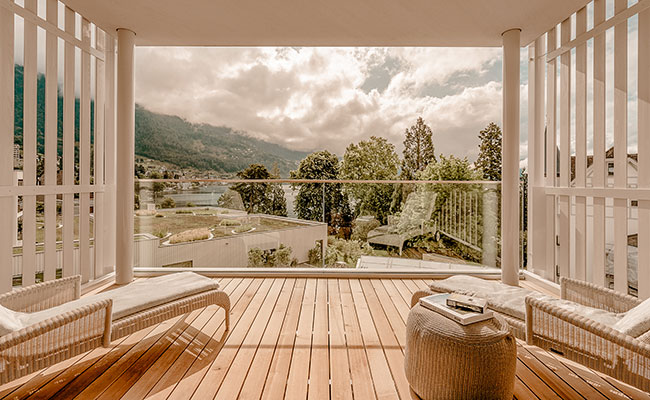 Blick von der Terrasse der eigenen Suite im Chenot Palace Weggis