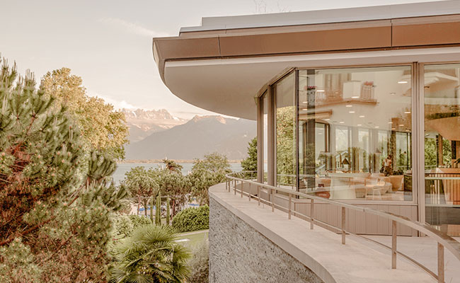 Aussenansicht der Clinique La Prairie mit Blick auf den Genfer See in Montreux