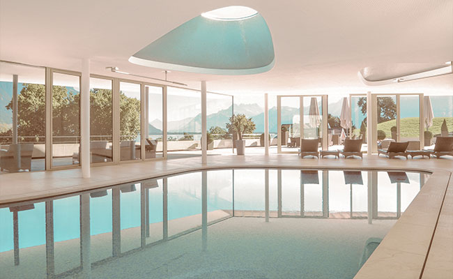 Poolbereich des Medical Spas Clinique La Prairie mit Blick in die Schweizer Alpen 