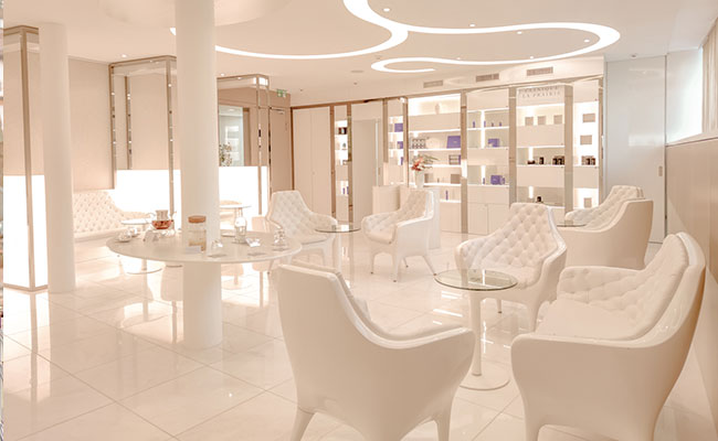 Medical Spa Lounger der Clinique La Prairie in Montreux, Schweiz