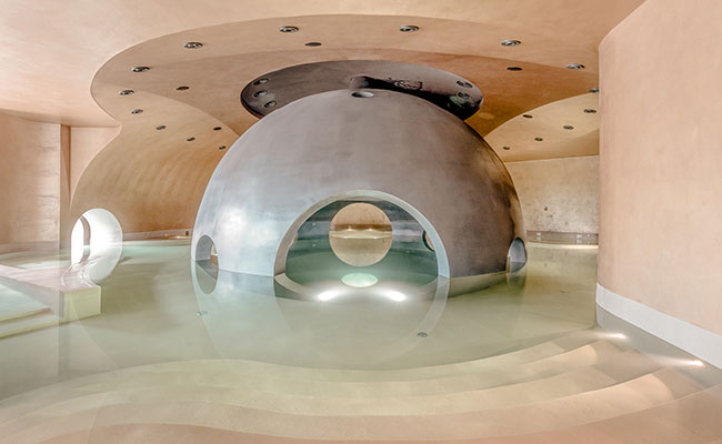 Futuristischer Wellnessbereich im Euphoria Retreat Griechenland