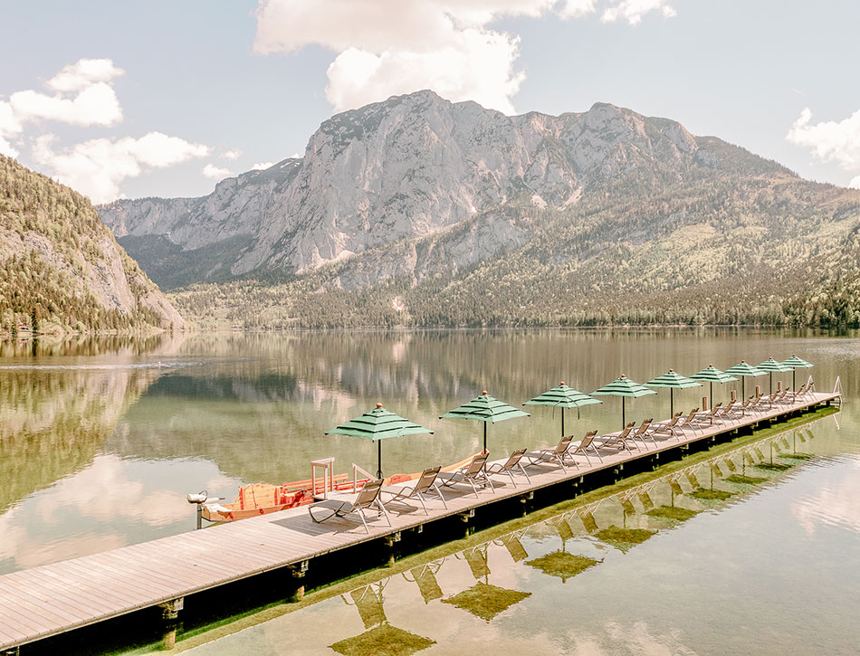 Ein Traum im Sommer: der Steg des MAYRLIFE Medical Health Resort Altaussee, Österreich