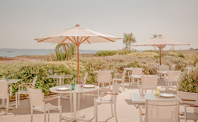 Aussenbereic des Restaurants La Presqu’ile im Sofitel Quiberon