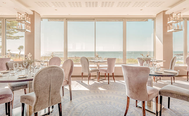 Das Restaurant im Sofitel Quiberon mit weiter Fensterfront zum Meer.