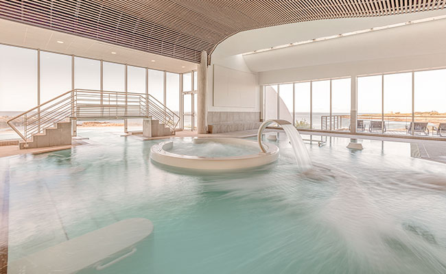 Innenbereich des Thalsso Beckens im Luxus Spa Hotel Sofitel Quiberon.