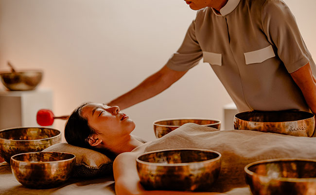 Heilende Klangschalenmassage im Medical Spa des RAKxa Wellness & Integrative Wellness