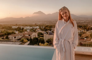 Isabel Schleiwies vor dem Hauptpool der SHA Wellness Clinic in Alicante Spanien